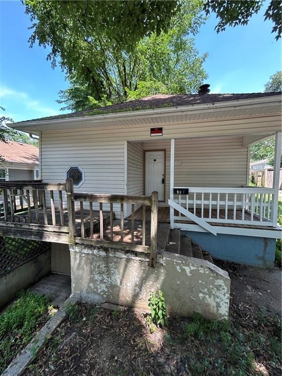 907 S Cedar Ave, Independence, MO 64052 - view of front facade with a porch