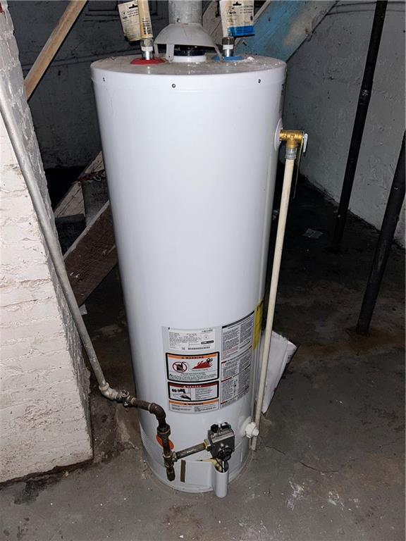 907 S Cedar Ave, Independence, MO 64052 - utilities featuring gas water heater