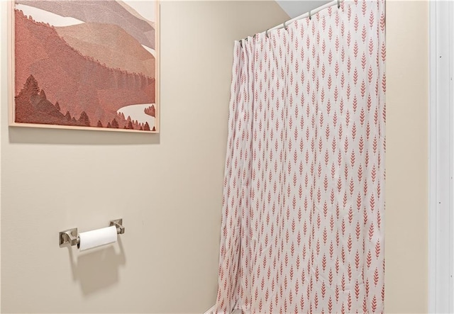 33383 Acorn Ln, Warsaw, MO 65355 - full bathroom featuring curtained shower
