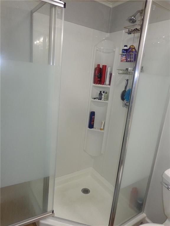 482 Fieldcrest Dr, Pittsburg, KS 66762 - full bath featuring a stall shower and toilet