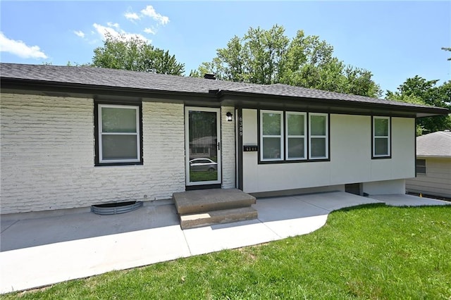 6309 E 102nd Ter, Kansas City, MO 64134 - ranch-style home with a front lawn and roof with shingles