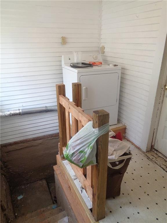 1918 S Elm St, Pittsburg, KS 66762 - detailed view of washer / clothes dryer
