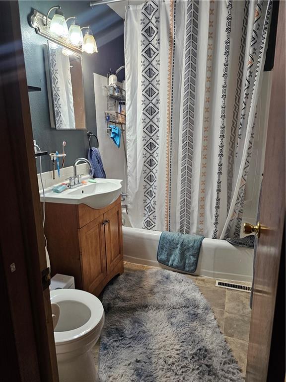 524 E Walnut St, Independence, MO 64050 - bathroom with vanity and shower / tub combo with curtain