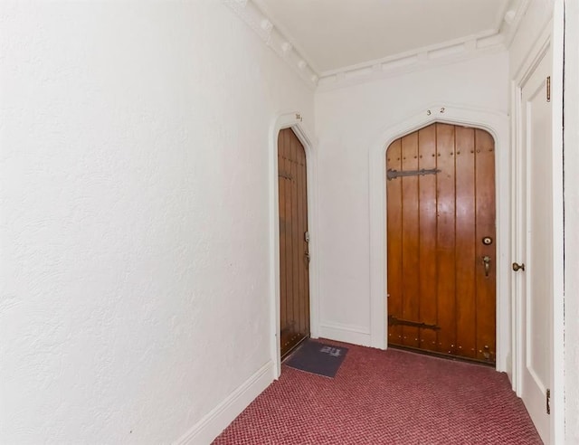 700 W 48th St Unit 301, Kansas City, MO 64112 - entryway with carpet flooring, arched walkways, and crown molding