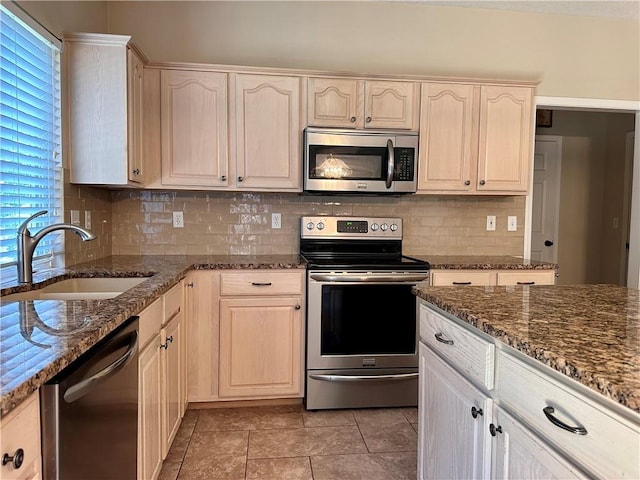 15598 S Blackfeather St, Olathe, KS 66062 - kitchen with stainless steel appliances, plenty of natural light, backsplash, and dark stone countertops