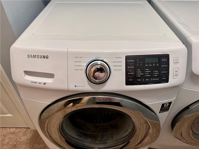 15598 S Blackfeather St, Olathe, KS 66062 - laundry room with washer / clothes dryer