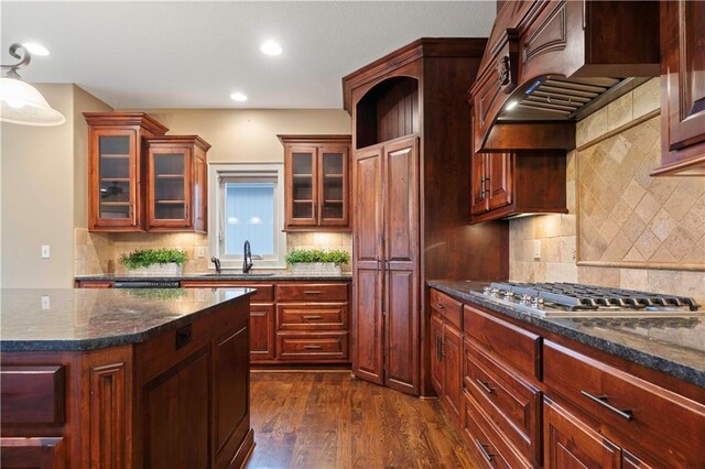 4517 N Sienna Rdg, Riverside, MO 64150 - kitchen with custom range hood, stainless steel gas cooktop, decorative backsplash, dark wood finished floors, and recessed lighting