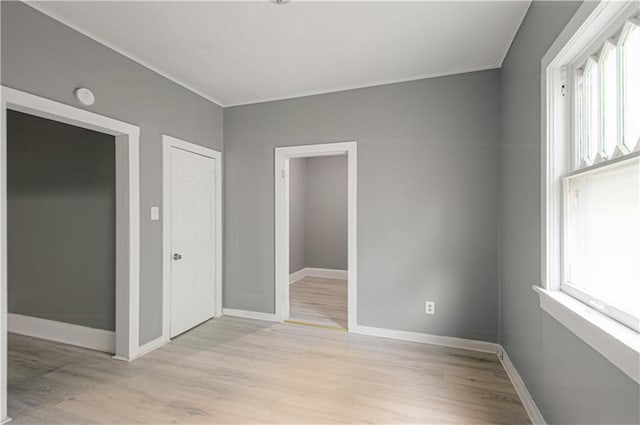2524 Askew Ave, Kansas City, MO 64127 - unfurnished room featuring light wood finished floors and crown molding