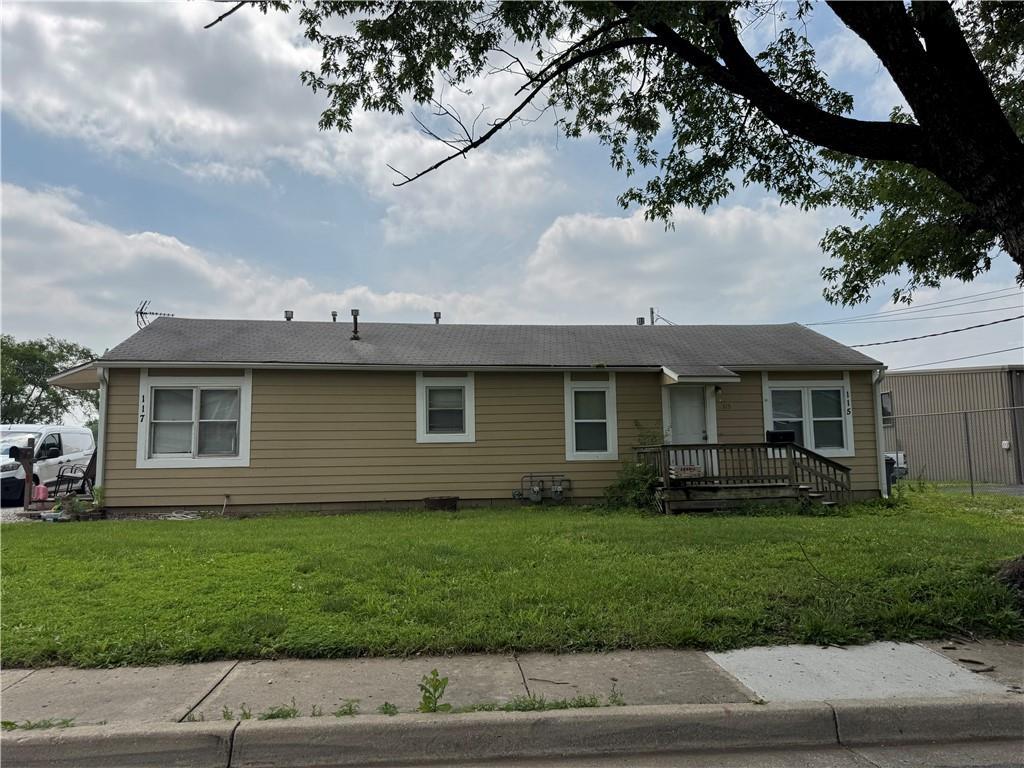 115 S Julia St, Olathe, KS 66061 - ranch-style home with a front yard