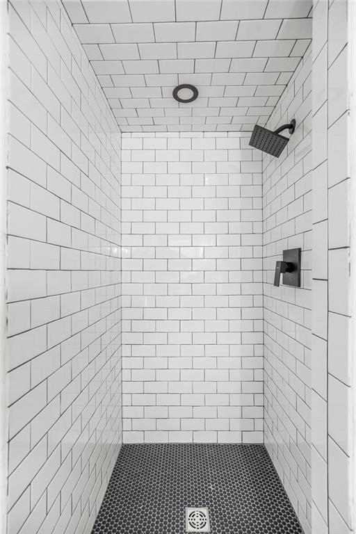 4428 N Monroe Ave, Kansas City, MO 64117 - full bathroom featuring tiled shower