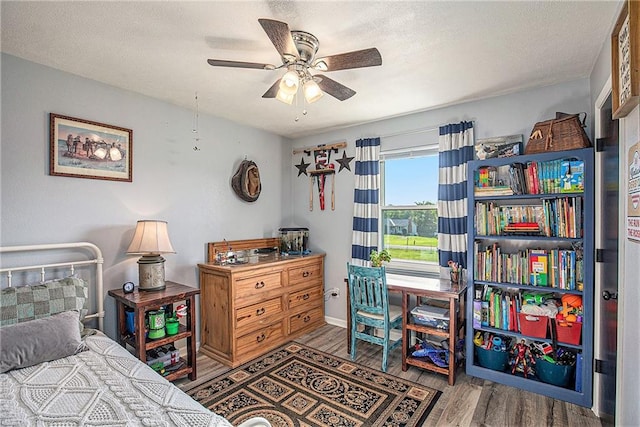 21318 S Briar Rd, Peculiar, MO 64078 - bedroom featuring wood finished floors, a textured ceiling, and a ceiling fan