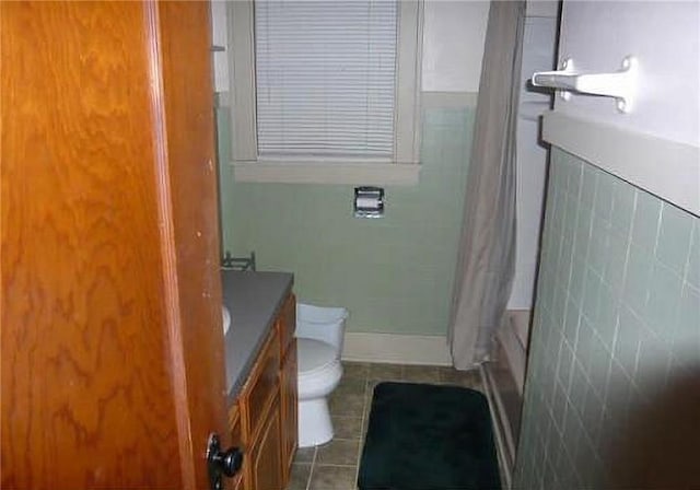 1915 S Elm St, Pittsburg, KS 66762 - bathroom featuring tile patterned floors, vanity, and shower / bath combo with shower curtain