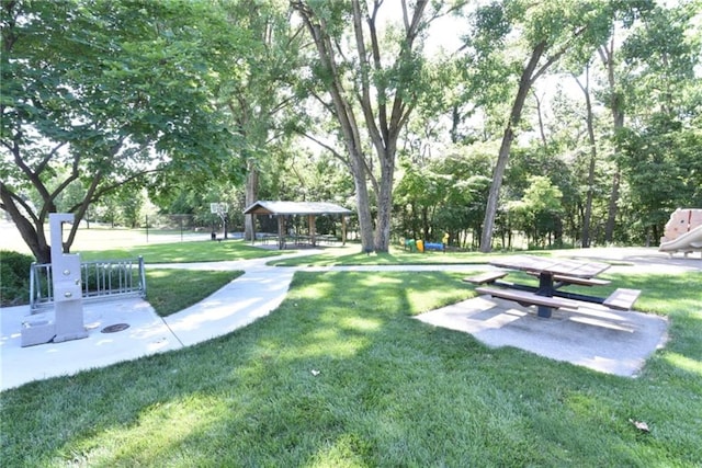 9305 NW 80th St, Weatherby Lake, MO 64152 - surrounding community with a lawn and view of wooded area
