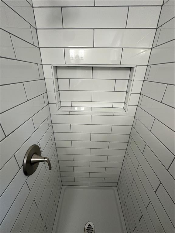 806 Lea Dr, Lees Summit, MO 64081 - bathroom with tiled shower