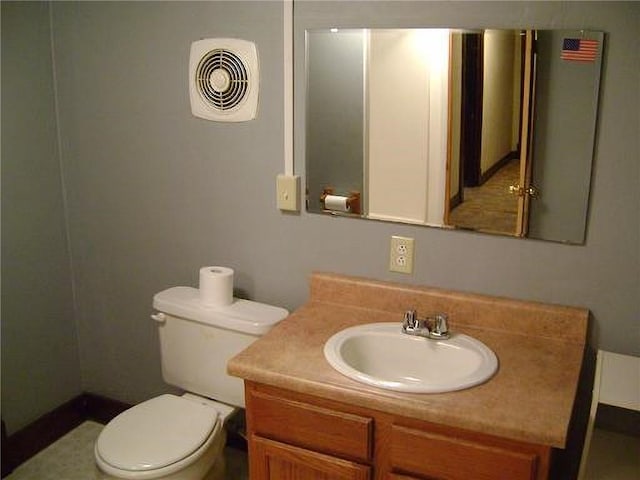 1915 S Broadway St, Pittsburg, KS 66762 - bathroom with vanity and toilet