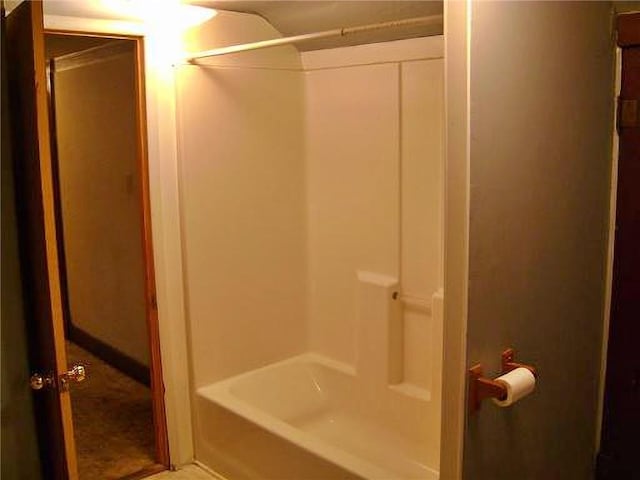 1915 S Broadway St, Pittsburg, KS 66762 - bathroom featuring shower / washtub combination