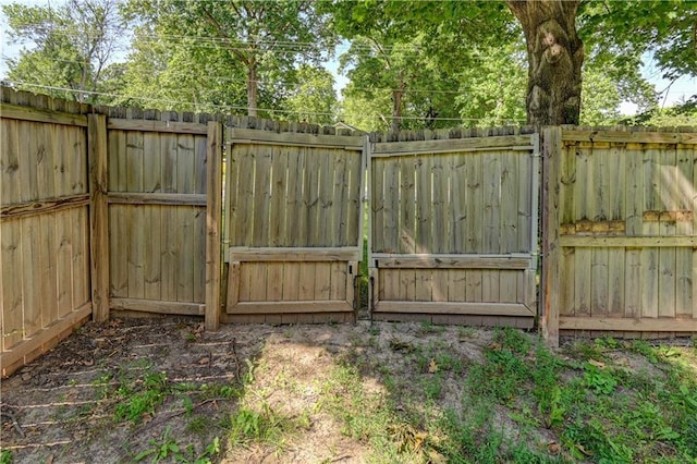 1700 S Pearl St, Independence, MO 64055 - view of gate