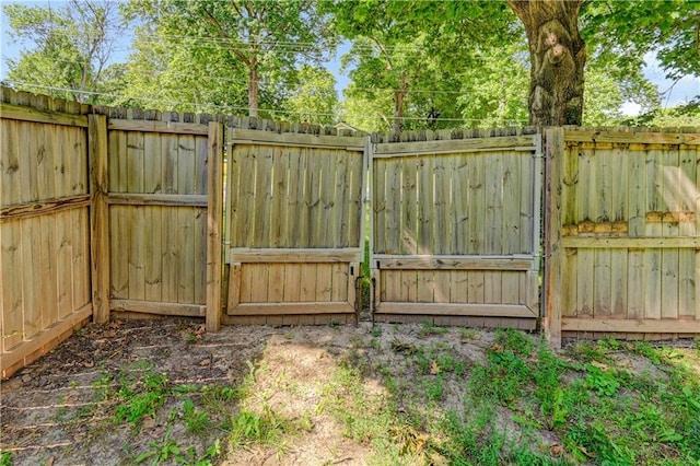 1700 S Pearl St, Independence, MO 64055 - view of yard