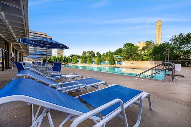 2525 Main St Unit 305, Kansas City, MO 64108 - community pool with a patio