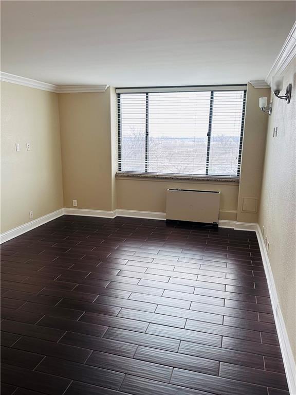 700 E 8th St Unit 4J, Kansas City, MO 64106 - unfurnished room with crown molding and radiator heating unit
