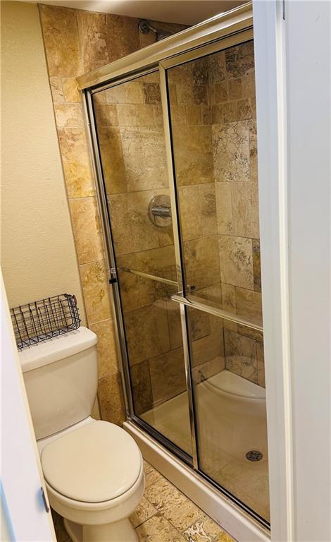 700 E 8th St Unit 4J, Kansas City, MO 64106 - full bathroom with a shower stall