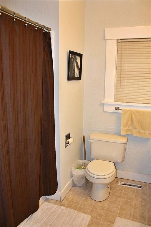 1909 S Broadway St, Pittsburg, KS 66762 - full bathroom featuring baseboards and a shower with shower curtain