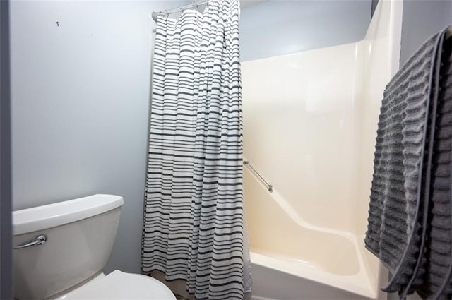 8231 Mike O Vince Rd, Ozawkie, KS 66070 - full bath featuring shower / bath combo with shower curtain and toilet