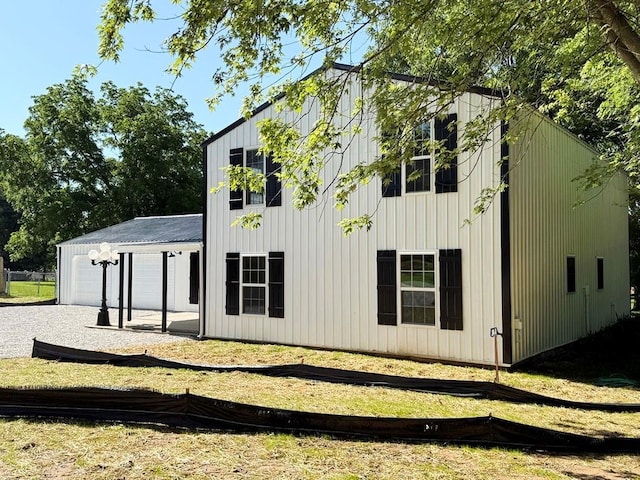 622 Morgan Dr, Stockton, MO 65785 - view of outdoor structure with a garage and driveway