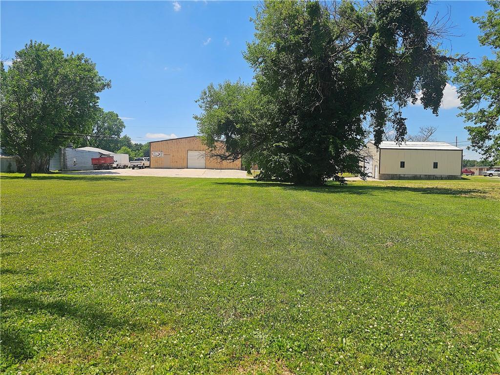 610 S Chestnut St, Iola, KS 66749 - photo 1