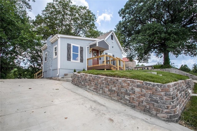 1975 Parallel Pkwy, Kansas City, KS 66104 - bungalow featuring a wooden deck