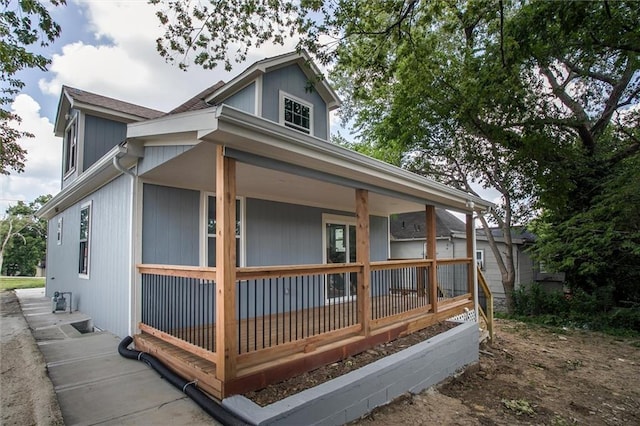 1975 Parallel Pkwy, Kansas City, KS 66104 - view of front of property with a porch
