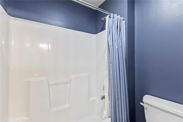 16369 S Woodstone Dr, Olathe, KS 66062 - bathroom featuring a shower with shower curtain and toilet