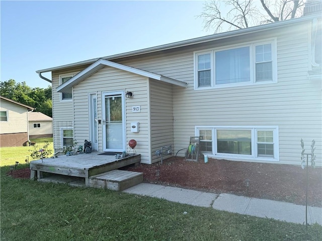 913 N Pine St, Cameron, MO 64429 - split level home featuring a front lawn