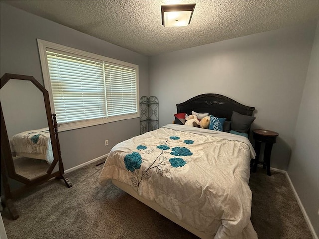 913 N Pine St, Cameron, MO 64429 - bedroom featuring carpet and a textured ceiling