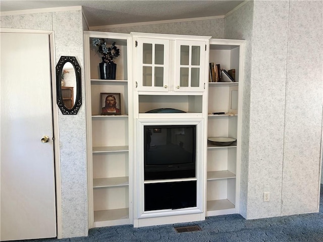 122 Fairway Dr, Mound City, KS 66056 - detailed view of carpet and crown molding