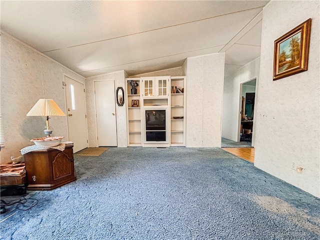122 Fairway Dr, Mound City, KS 66056 - living room with carpet flooring, vaulted ceiling, and a textured wall