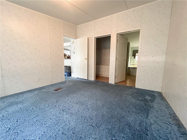 122 Fairway Dr, Mound City, KS 66056 - unfurnished bedroom featuring carpet floors, ensuite bath, and a walk in closet