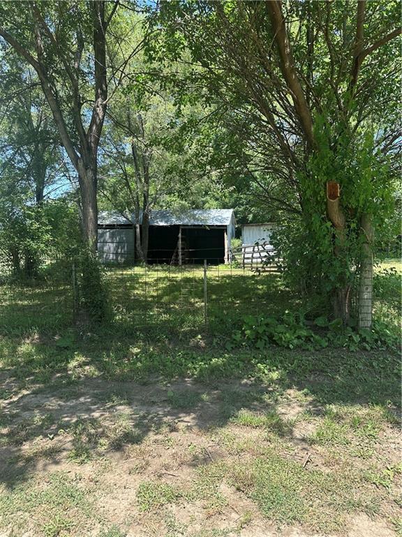 317 Chrissenger St, Burlington Junction, MO 64428 - view of yard with an outbuilding