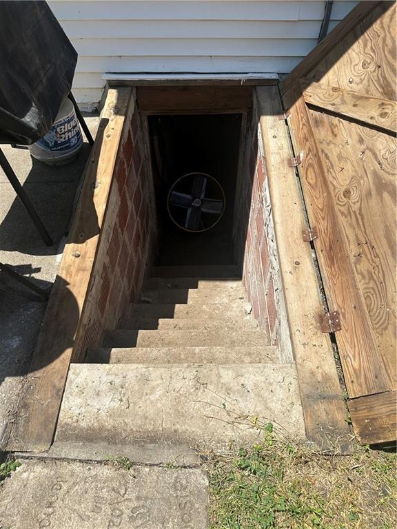 317 Chrissenger St, Burlington Junction, MO 64428 - view of stairs