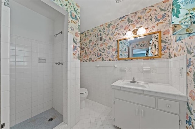 5211 W 79th Ter, Prairie Village, KS 66208 - full bath with wallpapered walls, a wainscoted wall, a tile shower, vanity, and tile walls