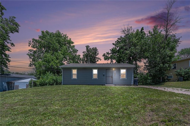5117 Palmer Dr, Kansas City, MO 64129 - view of front facade featuring a lawn