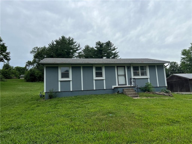 1423 Hickory St, Atchison, KS 66002 - view of front facade featuring a front lawn