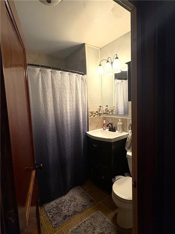 4020 Campbell St, Kansas City, MO 64110 - bathroom featuring vanity and a shower with shower curtain
