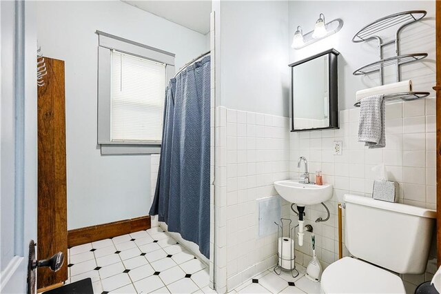 2627 Renick St, Saint Joseph, MO 64507 - full bath featuring a shower with curtain and tile walls