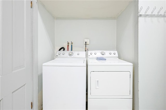 2627 Renick St, Saint Joseph, MO 64507 - washroom with washing machine and dryer
