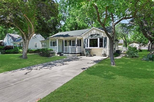2704 Garland St, Leavenworth, KS 66048 - ranch-style house with covered porch and a front lawn