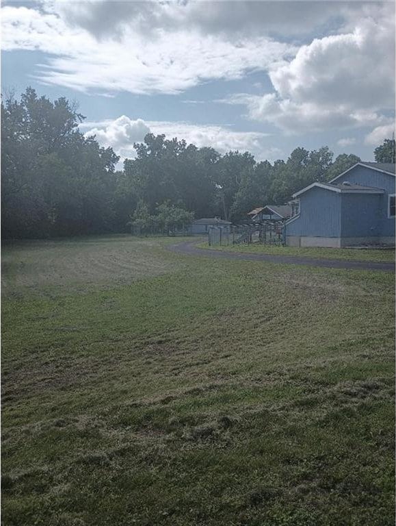 1712 S Hands St, Independence, MO 64055 - view of green lawn
