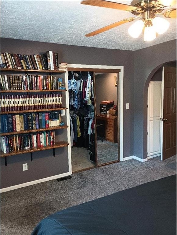 1712 S Hands St, Independence, MO 64055 - bedroom featuring arched walkways, carpet, a closet, and ceiling fan
