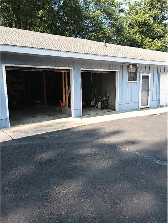1712 S Hands St, Independence, MO 64055 - view of garage