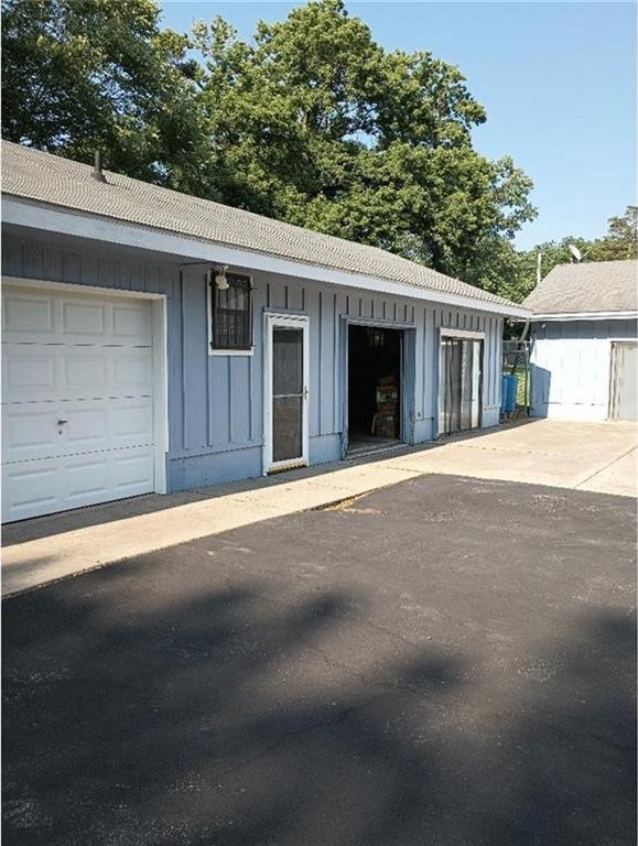 1712 S Hands St, Independence, MO 64055 - view of garage